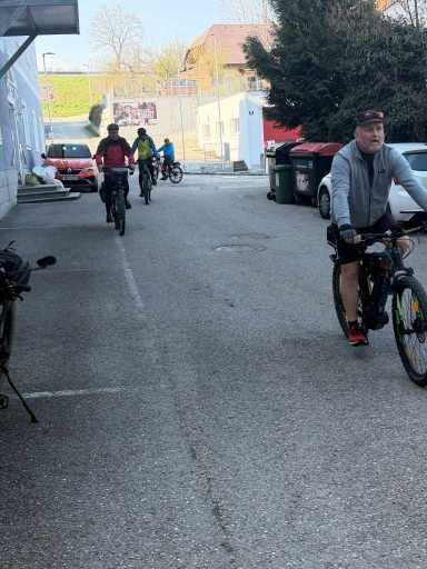 vorne Sepp in da Kurzen, weiter hinten dick eingepackt die anderen GenussRadler 