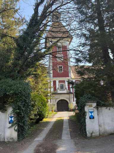 der von weitem sichtbare Schlossturm 
