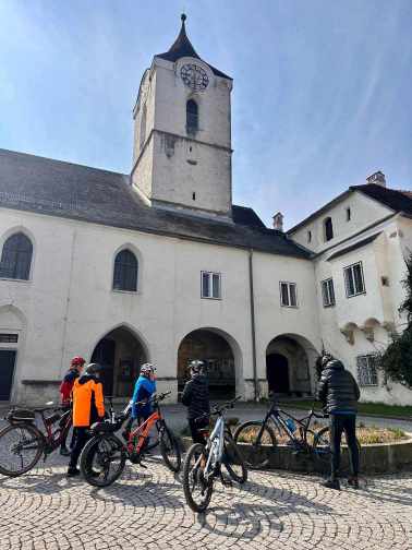 Guaddrauf Truppe vorm Schloss Erla 