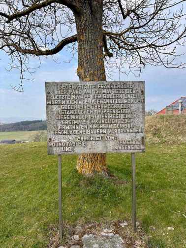 Frankenberger Gedenktafel an die 300 Kinder, Frauen und Männer die hier beim Bauern Aufstand getötet wurden 