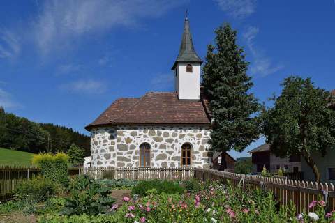 Dorf Kapelle Mötlas - In dieser Kapelle wird von den Dorfbewohnern den ganzen Sommer jeden Sonn- und Feiertag nachmit­tags die heilige Kreuzwegandacht und im Mai jeden Tag die Maiandacht gehalten.