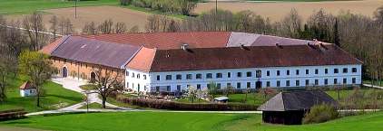 Der Zehetnerhof ist der größte noch erhaltene Vierkanthof Österreichs. Er hat eine umbaute Fläche von 5800 m² (1 Joch), 12 Tor und 365 Fenster und wird daher auch Jahreszeitenhof genannt