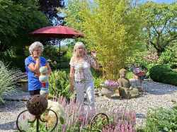 Maria und unsere Keramik Garten Gastgeberin Frau Lengauer 